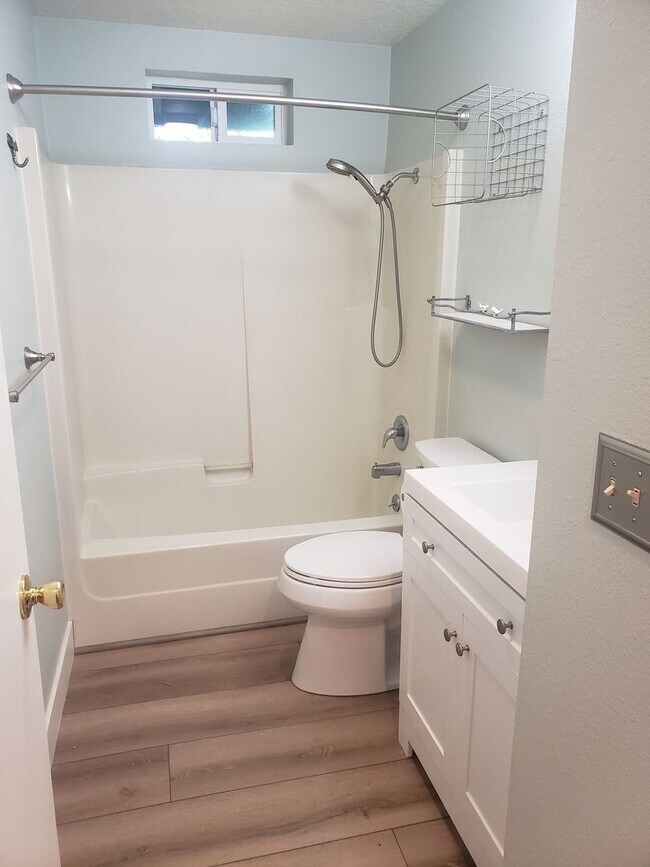 Building Photo - Adorable One-Level House with Huge Backyard in Vancouver!