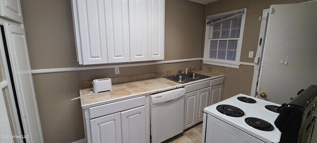 Building Photo - 327 Decelle St