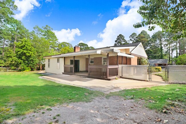 Building Photo - SPACIOUS Brick Home in Goldsboro w/ HUGE C...