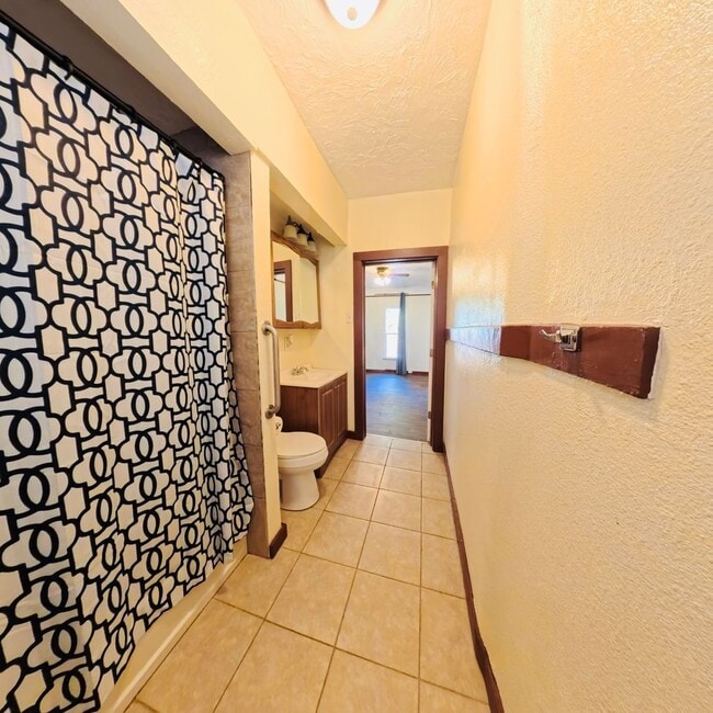 Building Photo - Cozy 2 bedroom 1 bath washer and dryer inc...