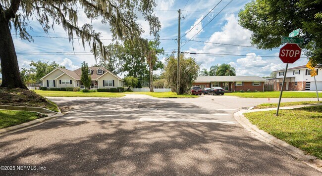 Building Photo - 313 Suzanne Dr