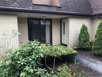 Building Photo - 6 Bouton St E