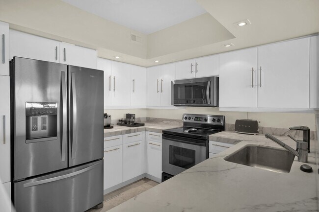 Building Photo - 5600 Collins Ave