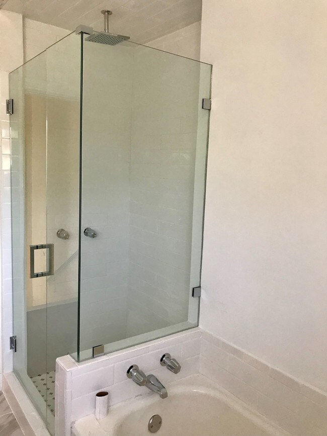 Building Photo - 1050 S Genesee Ave