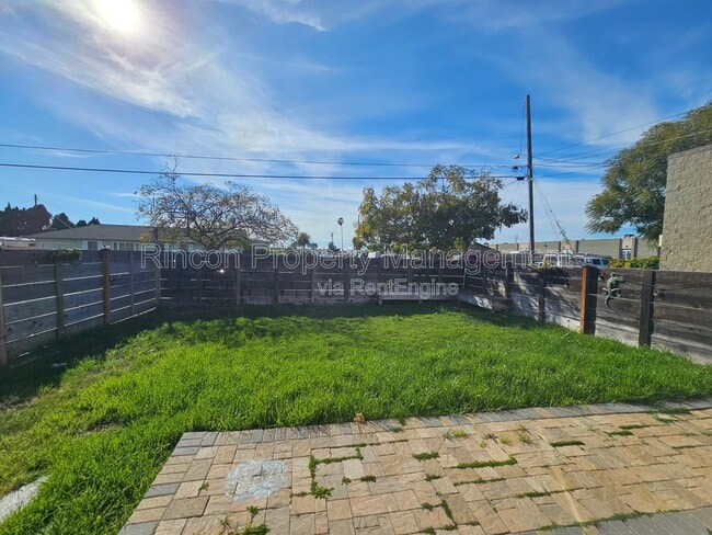 Building Photo - 2810 Sherwin Ave