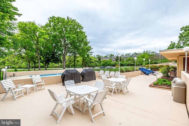 Building Photo - 1300 Army Navy Dr