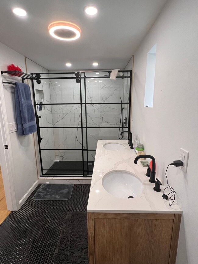 Building Photo - Mt Baker lower unit 2 bed and 1 bath next ...