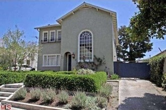 Building Photo - Hancock Park Duplex Upper Unit!