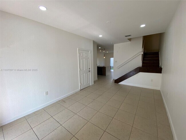 Building Photo - 343 NE 37th Terrace
