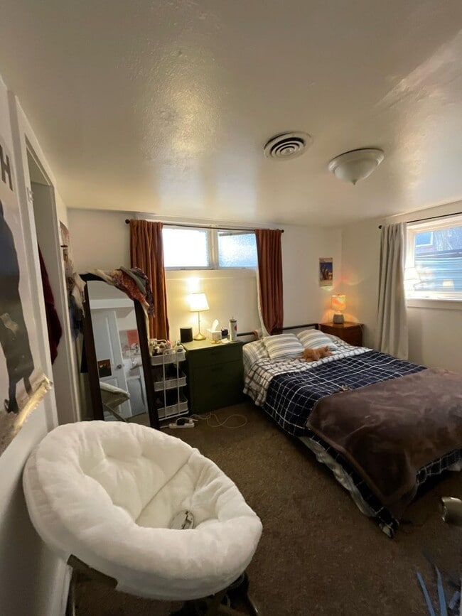 Building Photo - Aug 1st 2026/2027 Pre-leasing Close to 1.5 Blks to CSU & Old Town