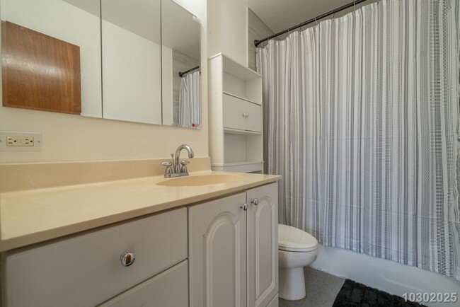 Building Photo - Move-In Ready 1-Bedroom 1 Bath Condo in Ce...