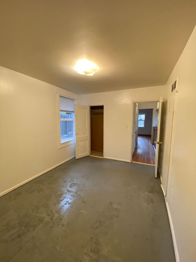 Building Photo - 716 NE Quimby Ave