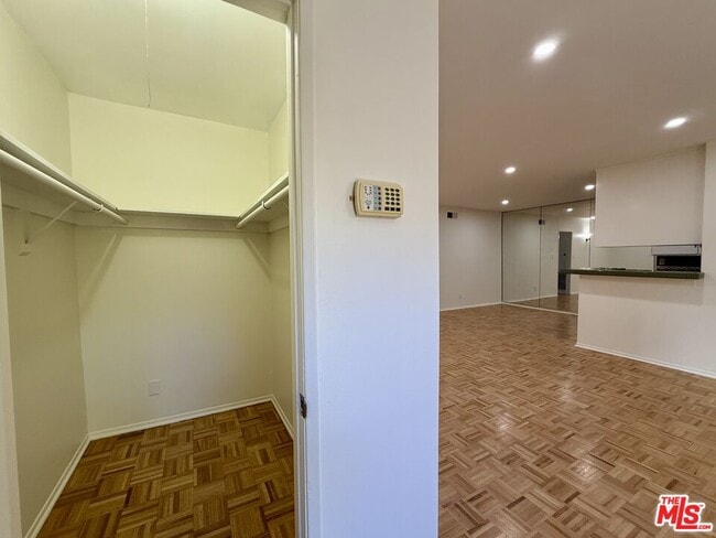 Building Photo - 5320 Zelzah Ave