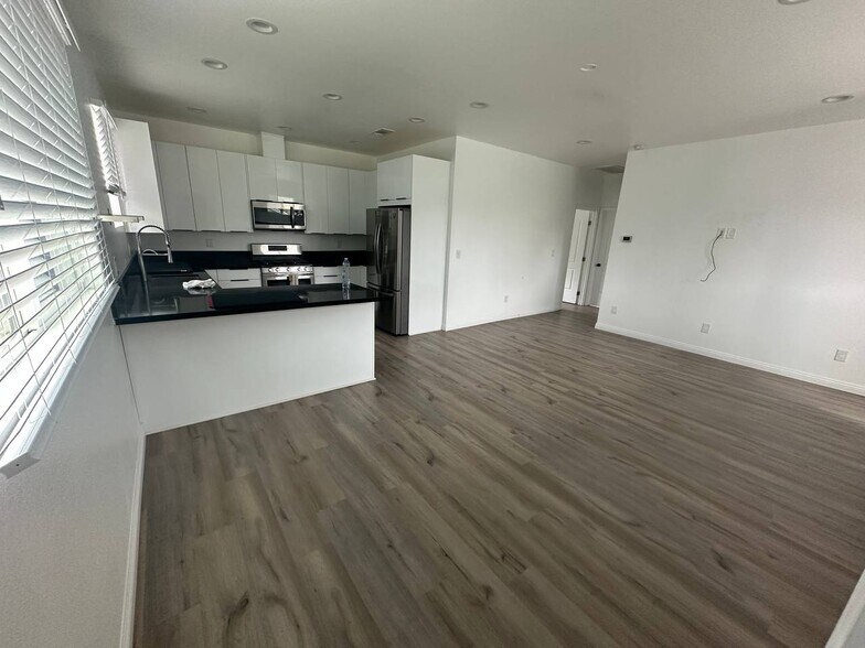 Building Photo - 15122 Burbank Blvd