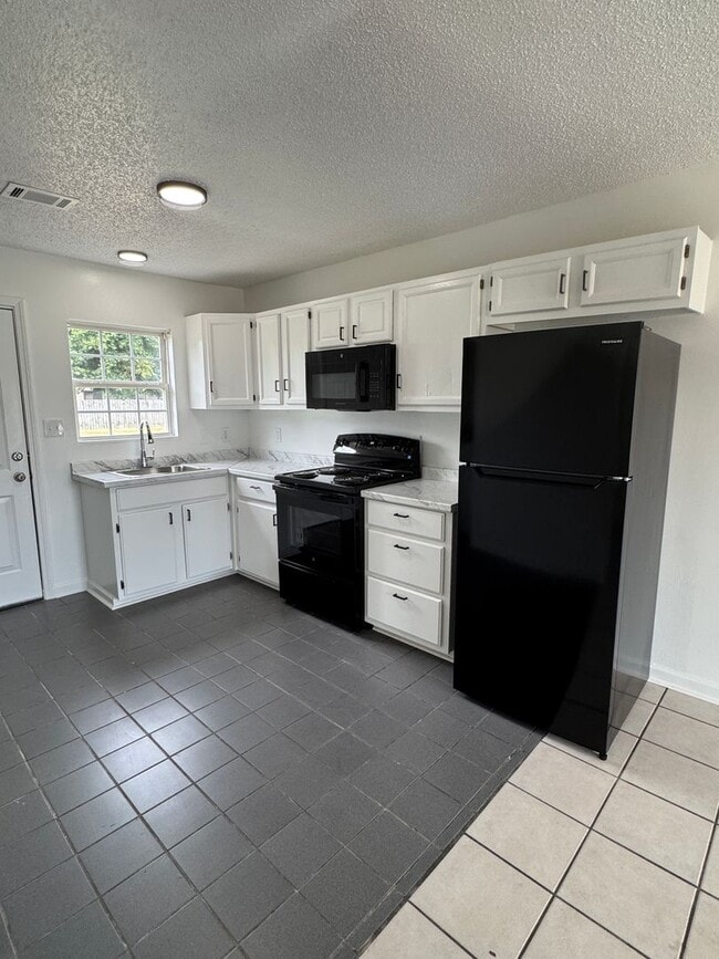 Building Photo - 3 Bed / 1 Bath Available Now in Weiner, AR.