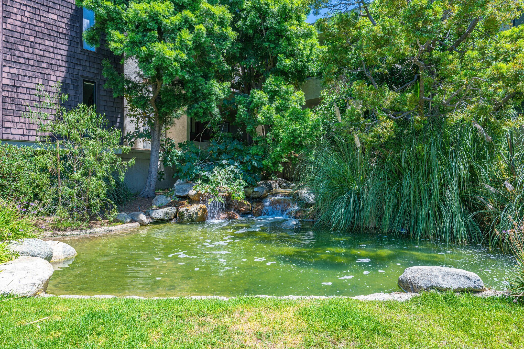 Building Photo - 950 N Kings Rd