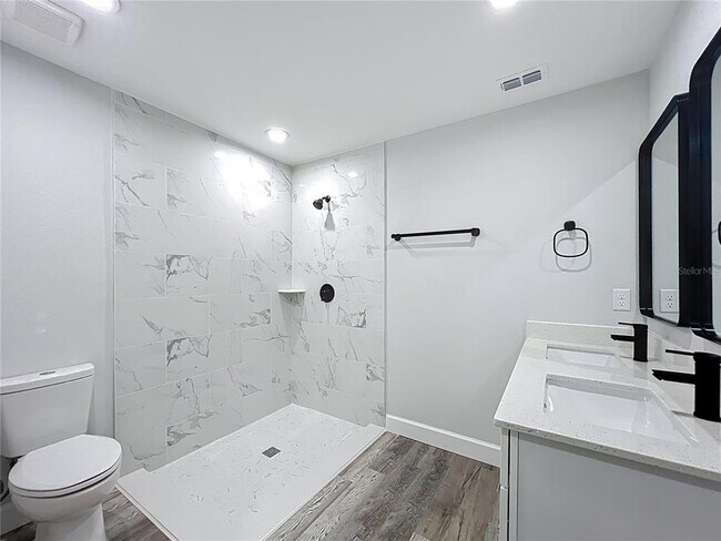 Building Photo - 527 Marion Oaks Ln