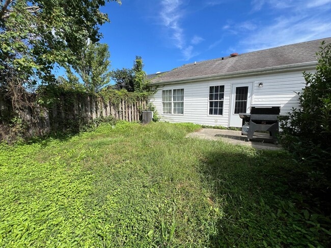 Building Photo - Charming townhome close to Cherry Point!
