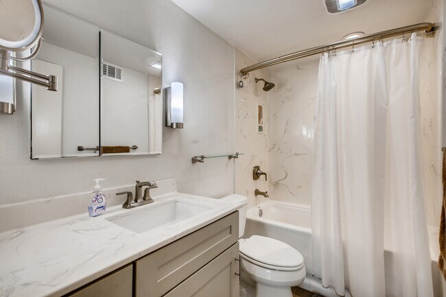Building Photo - 957 La Bonita Dr