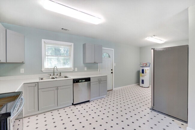 Building Photo - Nice Three Bedroom Single Family - Fenced ...