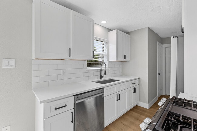 Building Photo - 12223 Kingslake Forest Dr