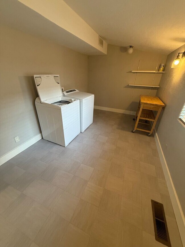 Building Photo - Downtown Craftsman, 3 Bedroom, Air Conditi...