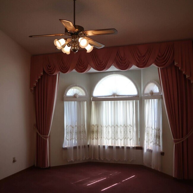 Building Photo - Beautiful Brick Home in Crystal Lakes Estate Call Carole Arcaro 386-216-4900 Deltona Lakes Realty