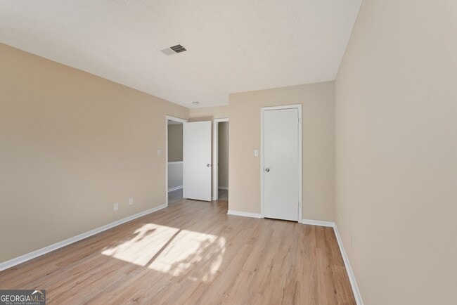 Building Photo - 293 Country Club Dr