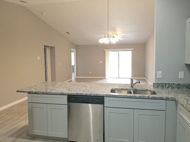 Building Photo - Spacious 3-Bedroom, 2-Bath Apartment with ...