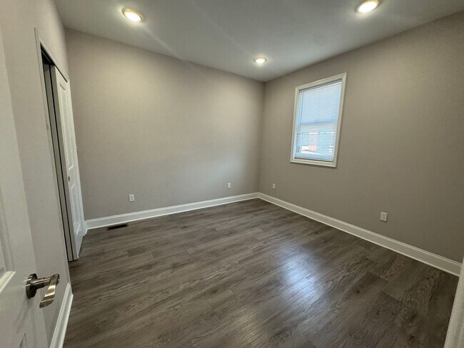 Building Photo - 1530 N Sydenham St