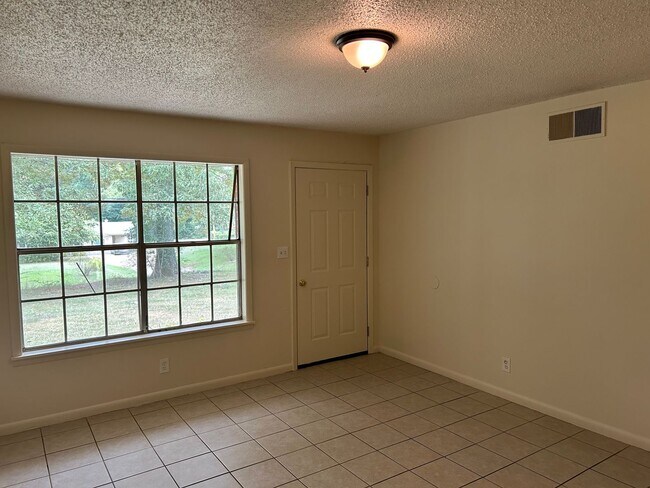 Building Photo - 685 Hill Rd