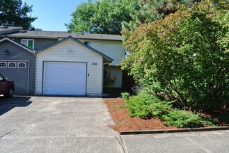 Building Photo - Roomy 2 bedroom 1.5 bathrooms