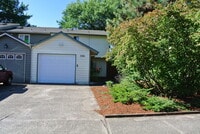 Building Photo - Roomy 2 bedroom 1.5 bathrooms