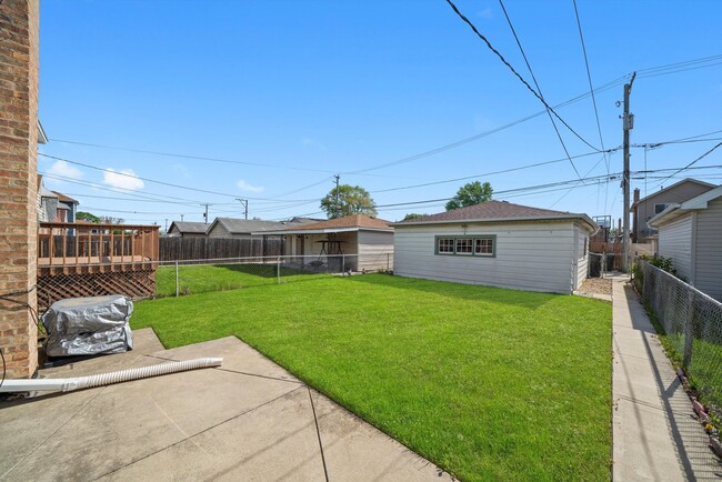 Building Photo - 5747 S Mobile Ave