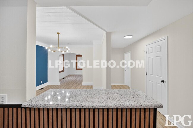 Building Photo - 4140 Caroline Ave