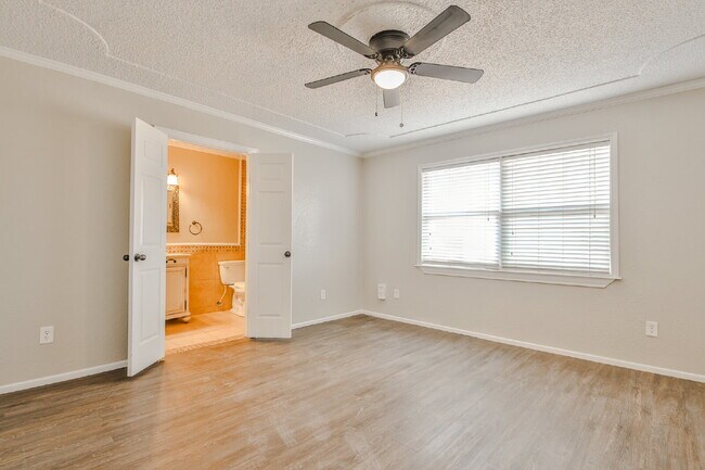 Building Photo - Spacious and Gorgeous 3/2 in Northwest Lub...
