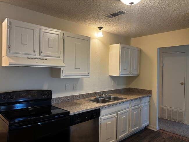 Building Photo - 3 Bedroom 2 Bath