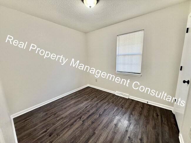 Building Photo - Beautifully Updated Split-Level Home in Blue Springs