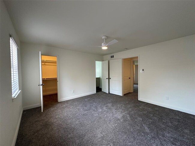 Building Photo - 8003 Woodway Dr