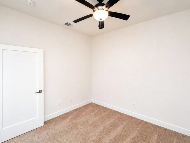Building Photo - Modern 3 Bed / 2 Bath Home with Central Air & Updated Appliances in West Temple
