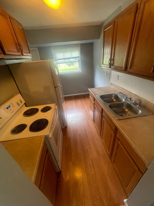 Building Photo - 3 Bed 1 Bath Singe Family Home Ready for Move in!!