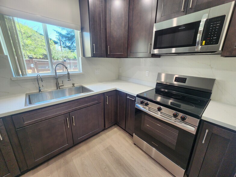 Building Photo - 10941 Walnut Dr