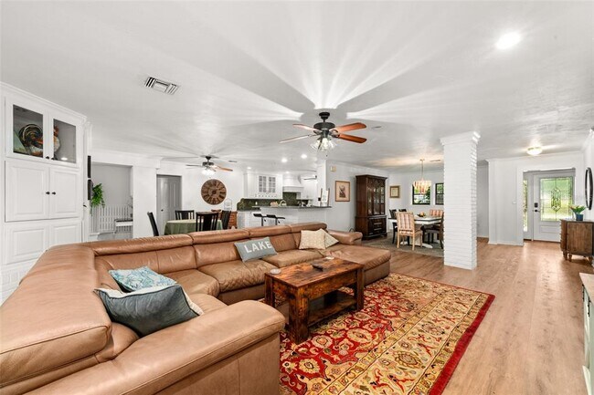 Building Photo - 2551 Lakeview Dr