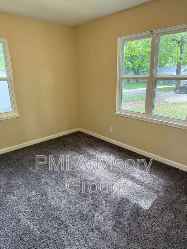 Building Photo - 2524 SW Valley Brook Ln