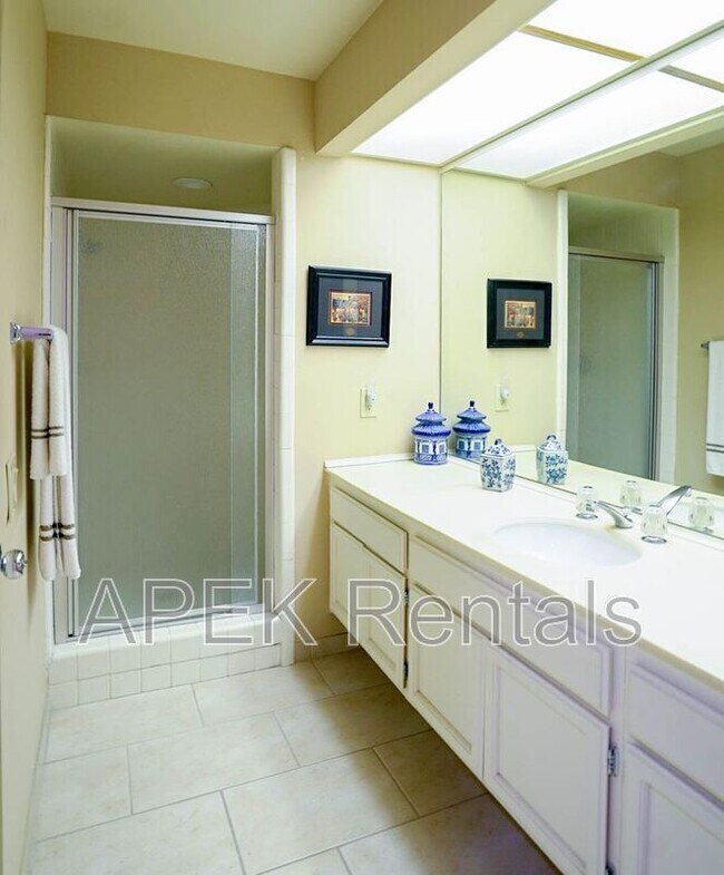 Building Photo - 211 Canyon Cir N