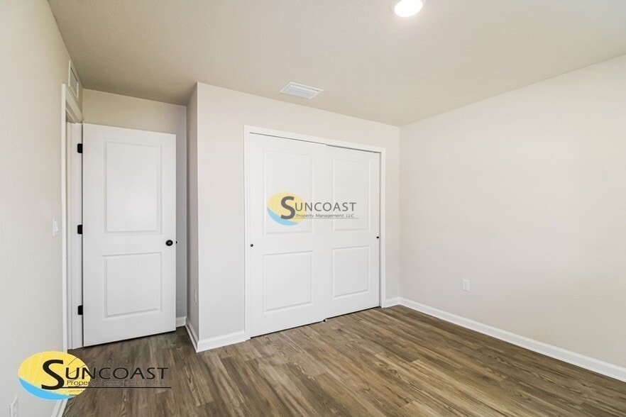 Building Photo - 5961 W Oak Park Blvd