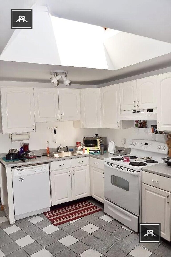 Building Photo - 3 bedroom in Brighton MA 02135