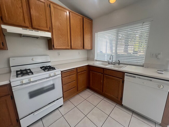 Building Photo - Beautiful upgraded 3 bedroom in Mission Grove!