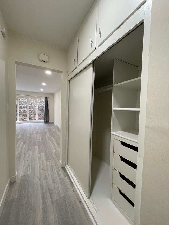 Building Photo - 3905 W 4th St