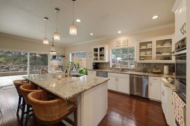 Building Photo - Luxury 4BR Home with Pool & Outdoor Kitche...